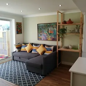 Spacious Townhouse With Sea Views Near Cardiff Holiday home